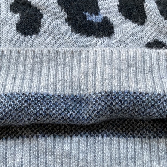 🎉HP🎉 Loft Crewneck Leopard Sweater 💗 Gray & Blue - Picture 10 of 12